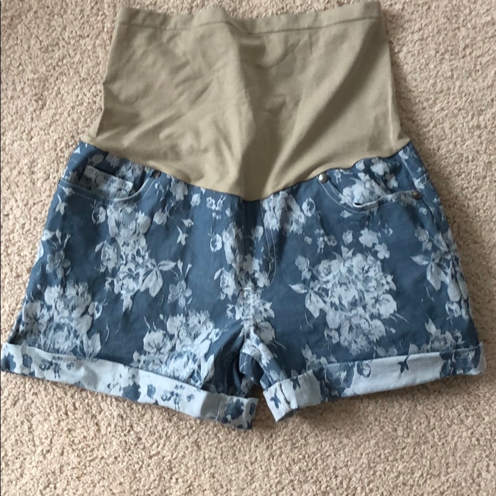 NWOT! Adorable maternity shorts size small 💙